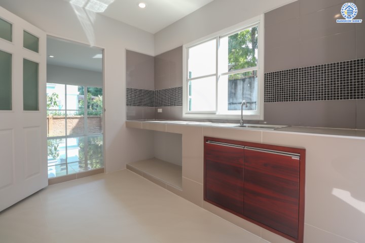 บ้านมือสองตกแต่งใหม่ ม.กฤษดาลากูน กาญจนาภิเษก-นครอินทร์ บนเนื้อที่ 85.9 ตร.ว. สนามหญ้ากว้างถึง 180 ตร.ม. ฟังก์ชัน 3 ห้องนอน 1 ห้องนอนแม่บ้าน 4 ห้องน้ำ 2 ที่จอดรถ บนทำเลเยี่ยมสุด เชื่อมต่อถนนหลายเส้นทาง ใกล้จุดขึ้นทางด่วน "ศรีรัช"